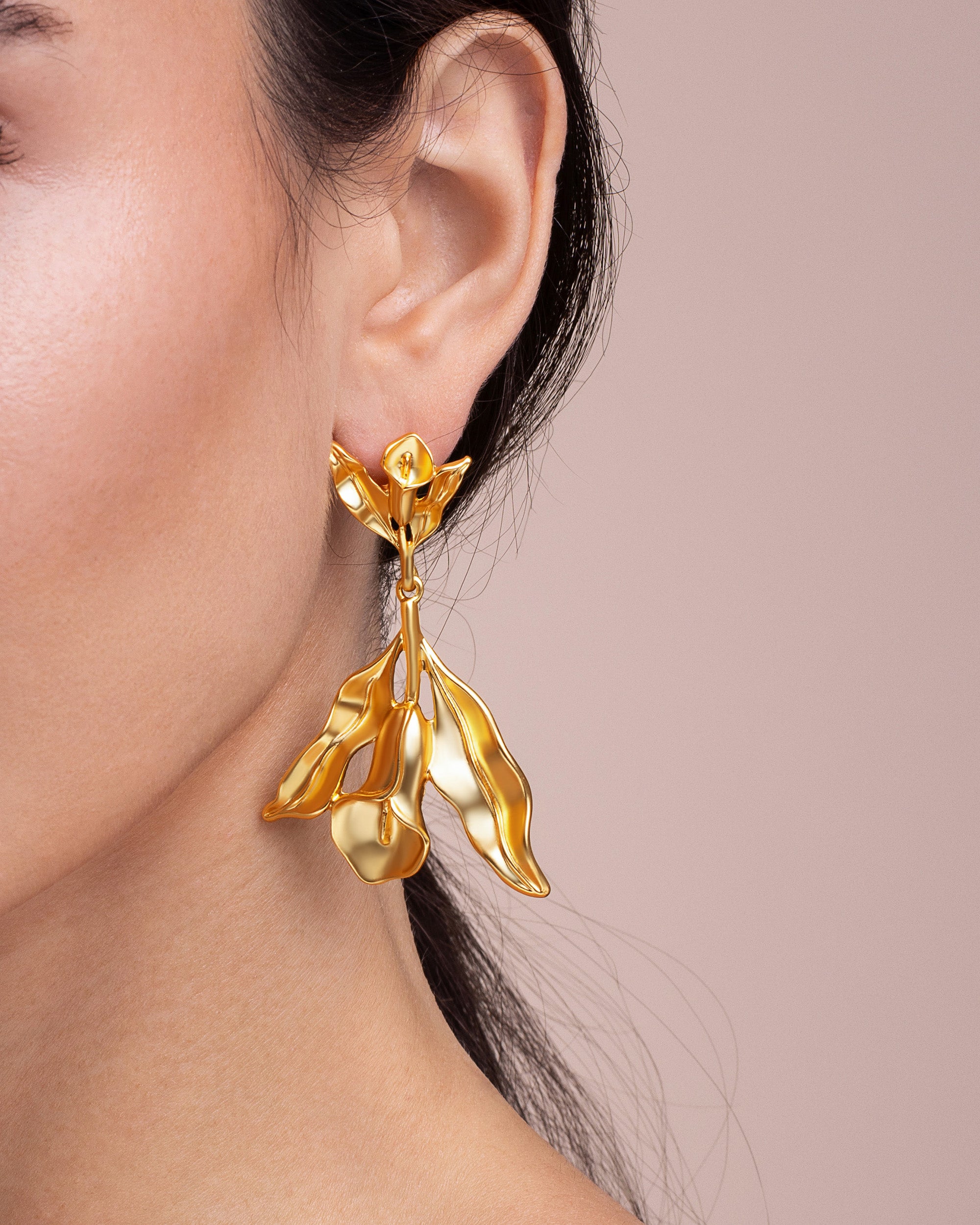 Calla Lily Flower Dangle Earrings In Gold Tone Floral Style